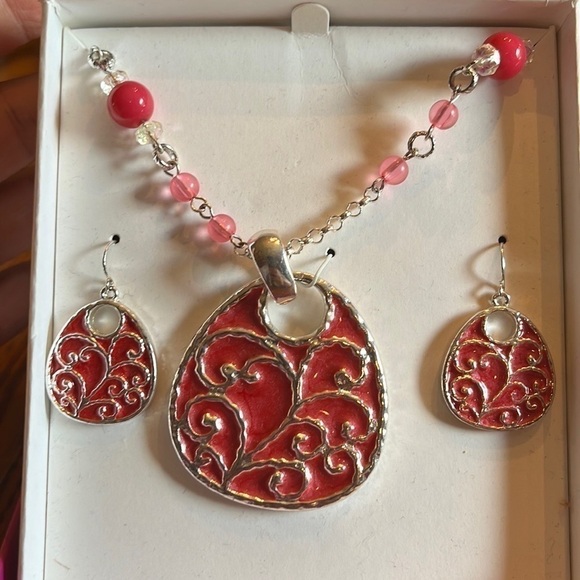Pink and silver necklace and earring set - Picture 2 of 3